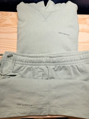 New Balance Mint Green Pullover Hoodie & Shorts Set (Large)
